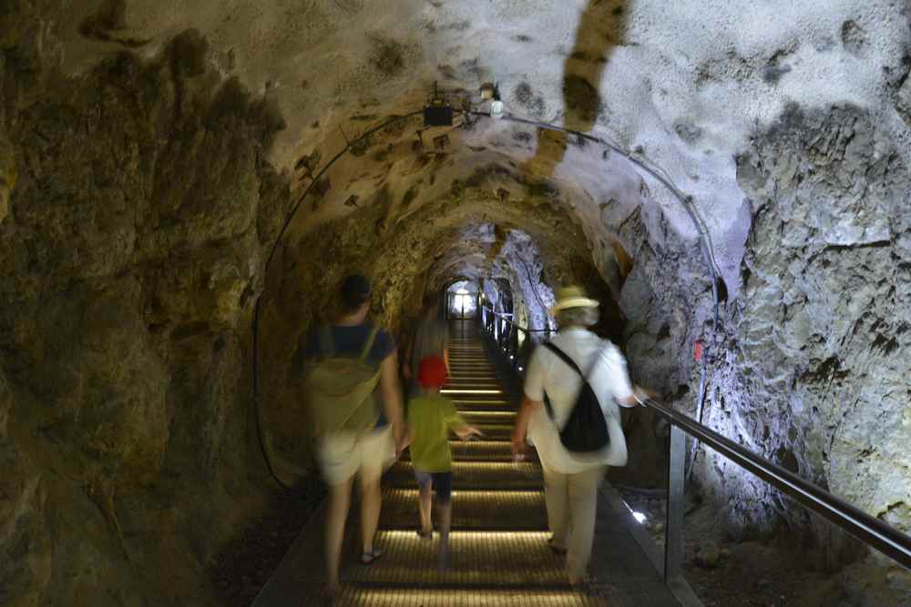 Wir besuchen auch die Schlossbergstollen in unserem Familienurlaub in Graz