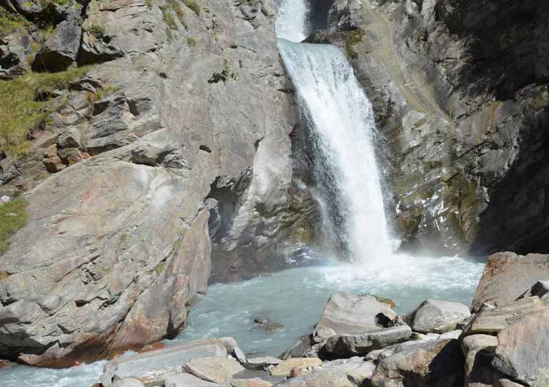 Wasser wirkt Wunder bei Kindern - Wasserfälle motivieren unsere Kinder im Familienurlaub Südtirol