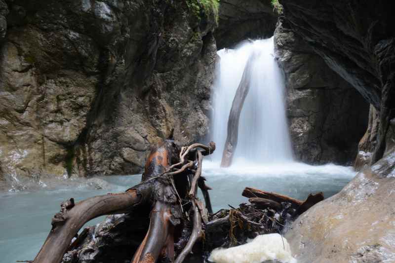 Absolut spannend für Kinder beim Wandern: Die Wasserfälle in einer Klamm, hier die Wolfsklamm in Tirol