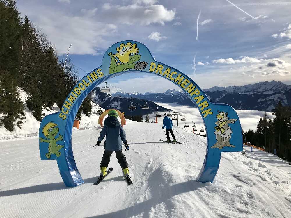 Kostenlos skifahren mit Kindern im bekannten Skigebiet Schmittenhöhe in Zell am See - Schmidolins Drachenpark ist super!