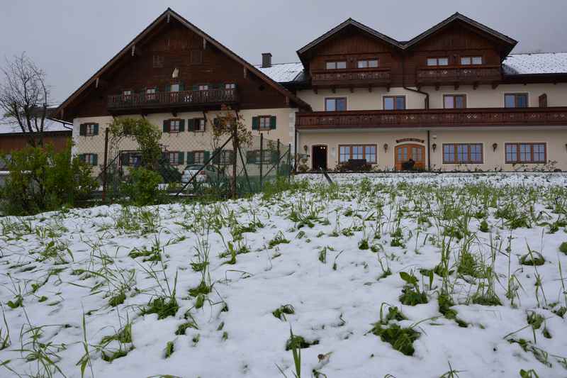 Bei der Anreise: Schnee! Unser Kaltstart am Attersee mit Kindern 