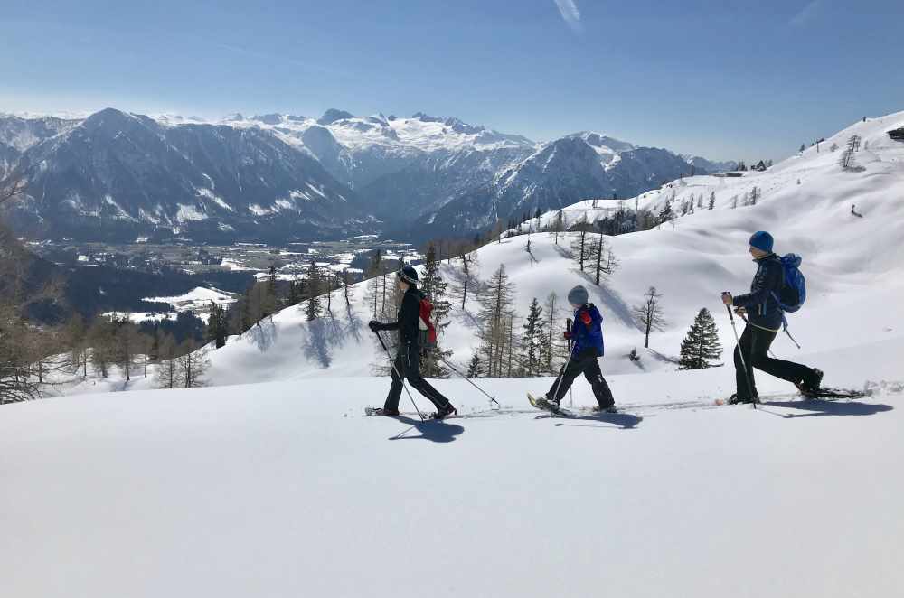 Hat uns sehr gut gefallen: Am Loser Schneeschuhwandern mit Kindern, mit diesem Panoramablick auf den Dachstein