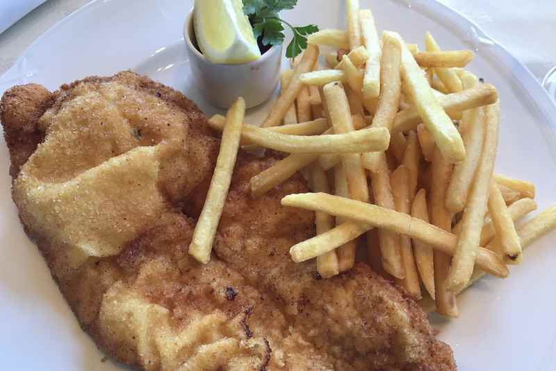 Das Wiener Schnitzel - mit Pommes für Kinder