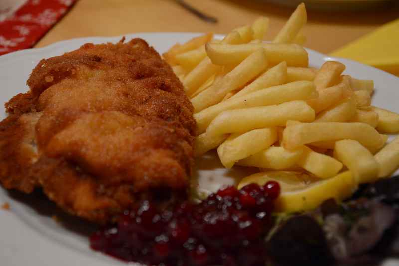 Das gehört für unseren Großen zum Winterurlaub mit Kindern dazu. Ein gutes Schnitzel