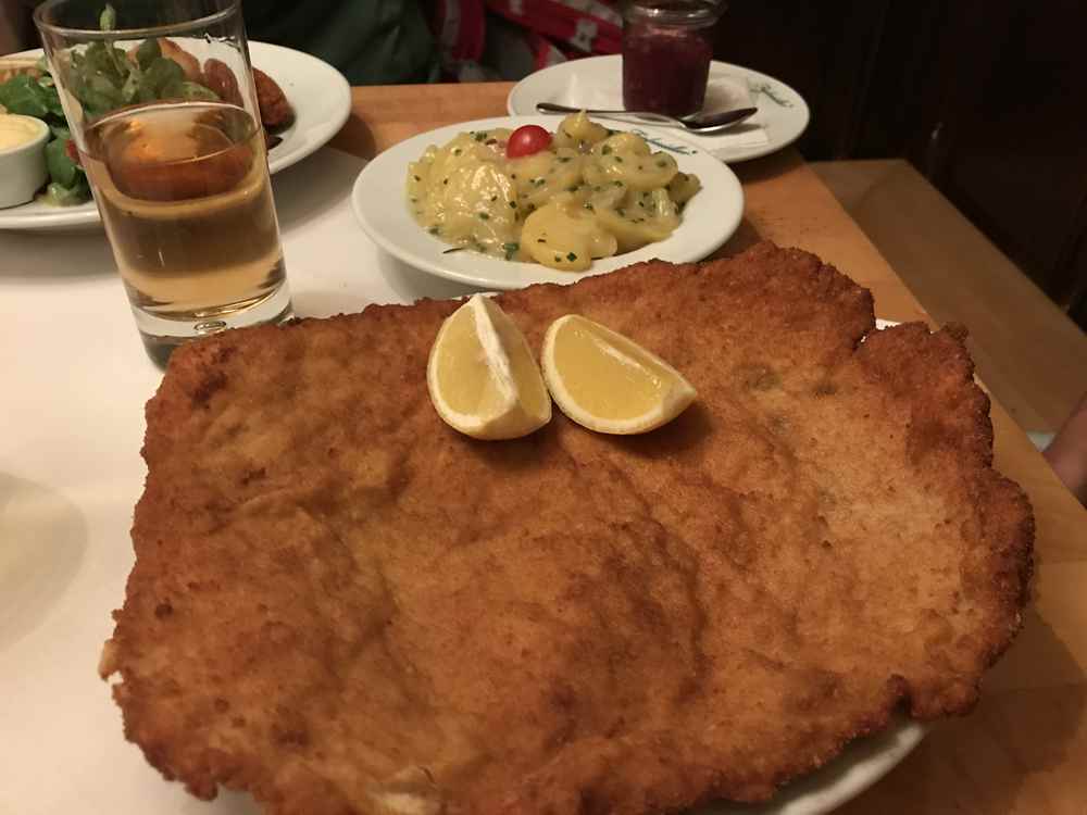 Bäckerstrasse Figlmüller: So groß ist das Figlmüller Schnitzel - es ist übrigens ein Schweineschnitzel. 