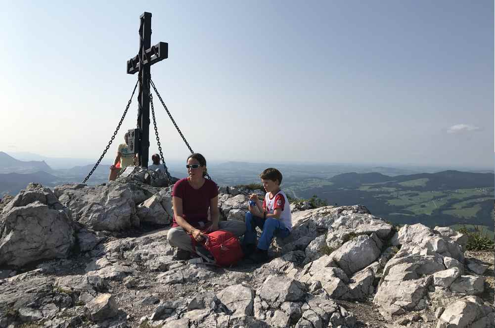 Fuschlsee wandern mit Kindern: Die verdiente Pause am Schober Gipfel  