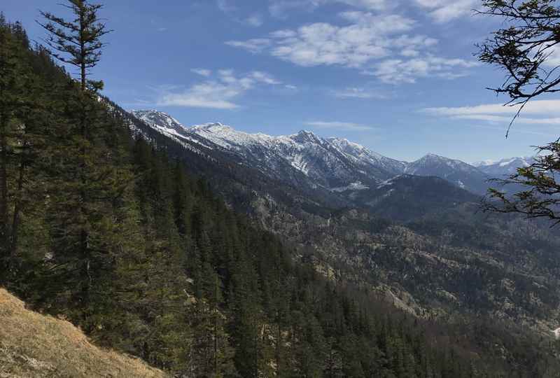 Die Aussicht auf die anderen Gipfel im Höllensteingebirge