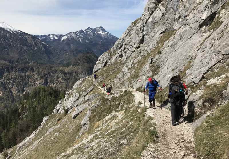 Unterhalb des Gipfels geht es auf dem Wandersteig mit viel Aussicht hinauf