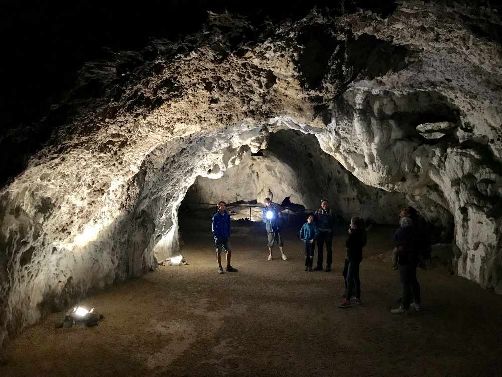 Schulerloch Essing:  Unterirdischer Ausflug in die Topfsteinhöhle Schulerloch bei Essing im Altmühltal 