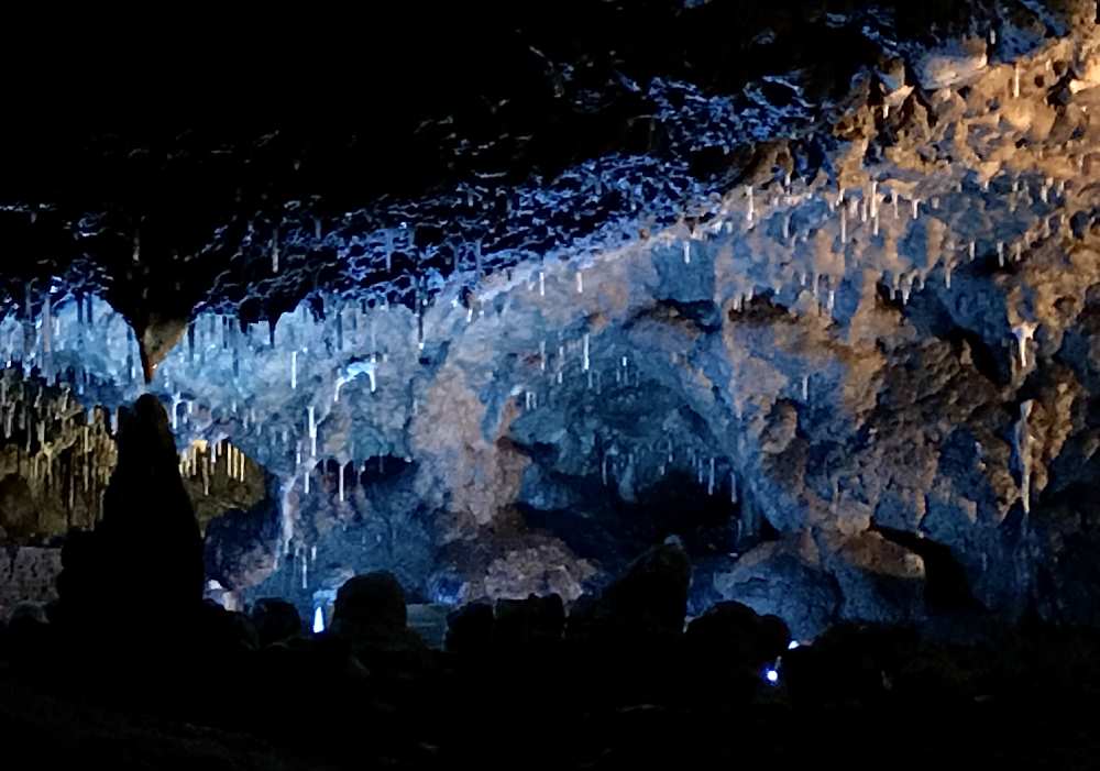 Ausflugsziele Kelheim: Die Tropfsteinhöhle ist ein Naturdenkmal im Altmühltal und fasziniert in blauem Licht