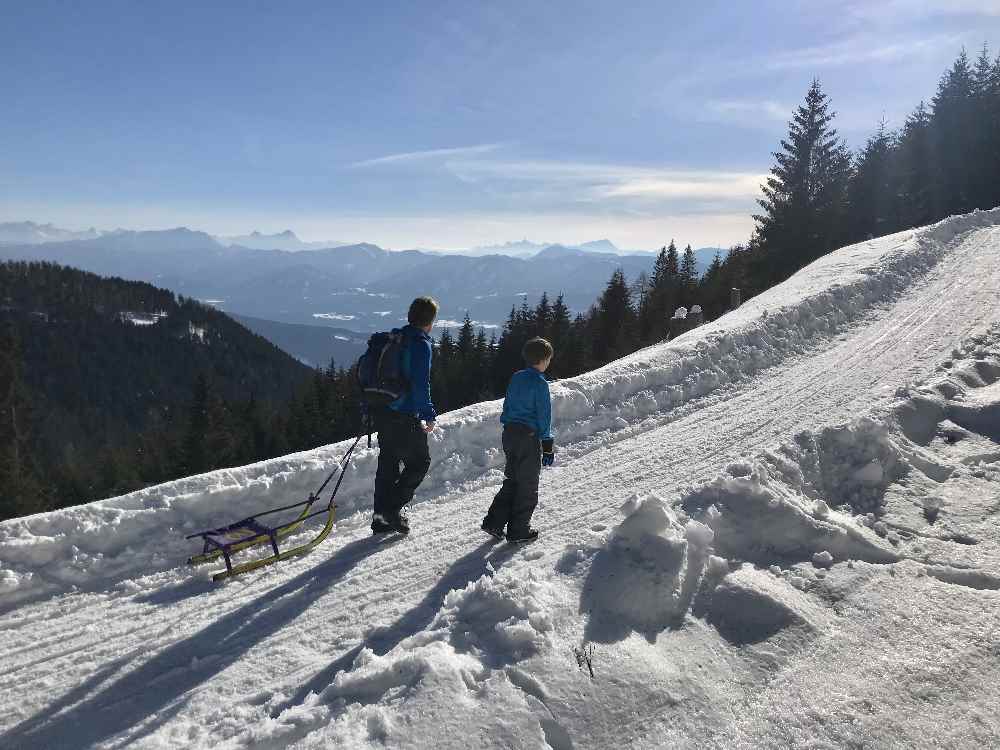 Herrlich: Der Ausblick von oben auf den See und die Berge in Kärnten 