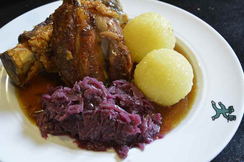  Typisch bayerische Küche: Eine gute Schweinshaxe 