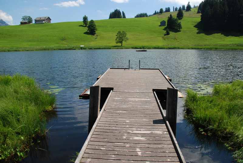 Schwendisee baden? - dazu lädt der Badesteg am Schwendisee ein, ein schön warmer Moorsee. Wir haben es probiert...