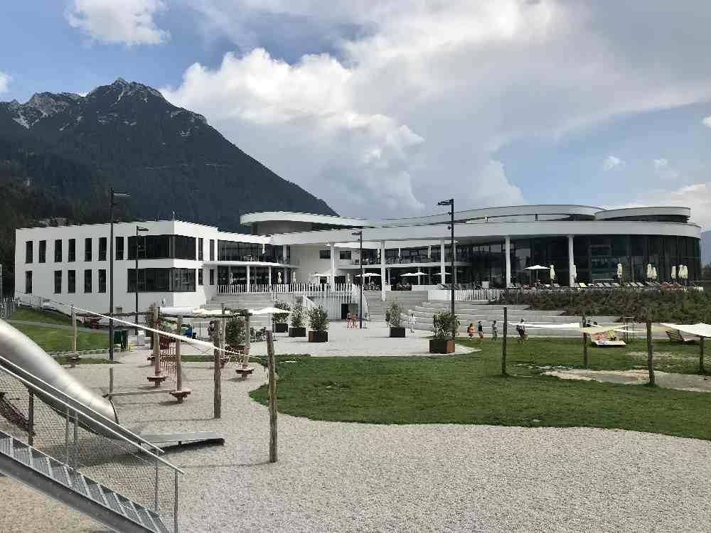 Das ist das Atoll Hauptgebäude, vom Achensee aus gesehen.