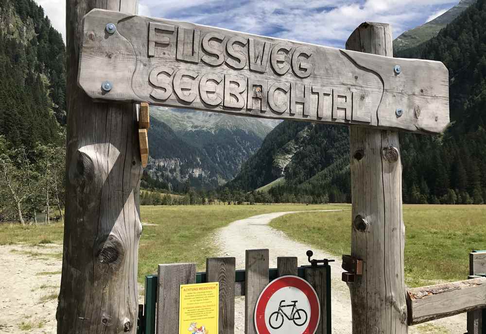 Links auf dem breiten Weg ins Seebachtal wandern - geeignet für eine Wanderung mit Kinderwagen zur Schwussnerhütte