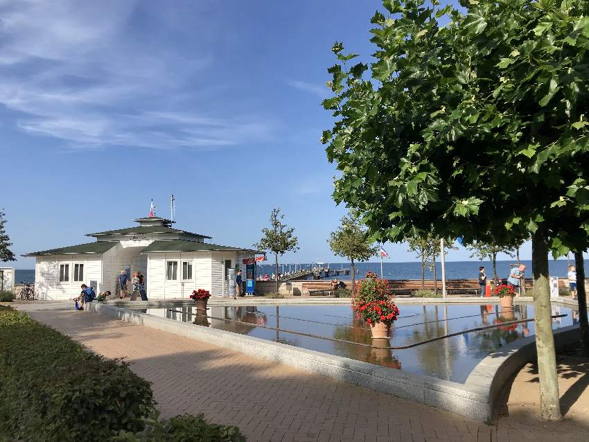 Gleich an die Seebrücke Göhren schließt die Bernsteinpromenade an