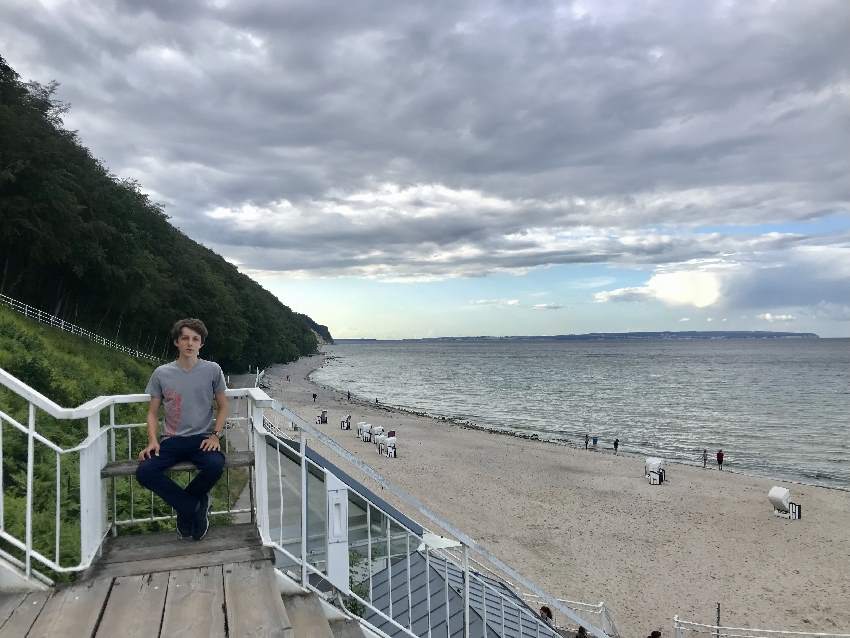 Zur Seebrücke Sellin führen Stufen, auf den Ruhebänken kannst du ausruhen und die Sicht auf´s Meer geniessen