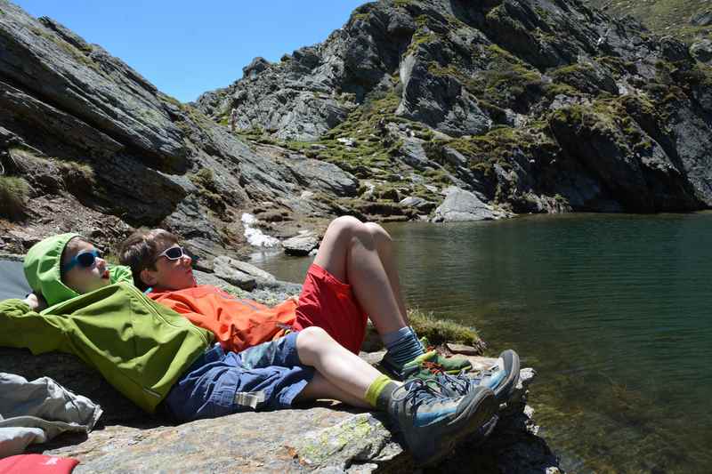 Die Kinder entspannen sich auf den Felsen am großen Seefelder See