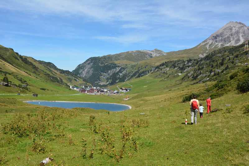 Seen Wanderung mit Kindern in wunderbarer Landschaft