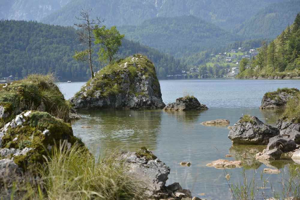 Riesige Steinbrocken liegen im Wasser, eine tolle Landschaft.