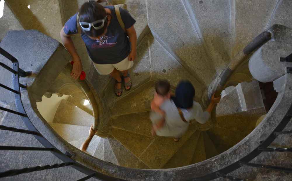 Zählt zu den beliebtesten Sehenswürdigkeiten in Graz und geht gut mit Kindern: Die Doppelwendeltreppe - ein Abgang links, ein Abgang rechts. Unten kreuzen sie sich wieder.