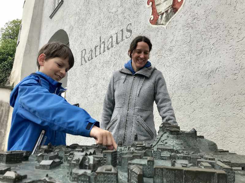 Beim Rathaus in Kufstein mit Kindern ist das tolle Relief mit den Kufstein Sehenswürdigkeiten