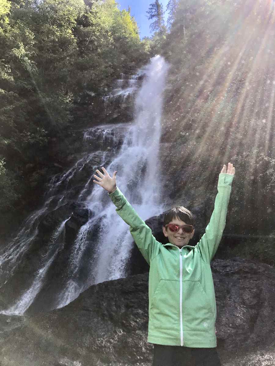 Eine der Zillertal Sehenswürdigkeiten mit Kindern - der Schleierwasserfall. Viel Wasserteilchen schweben in der Luft!