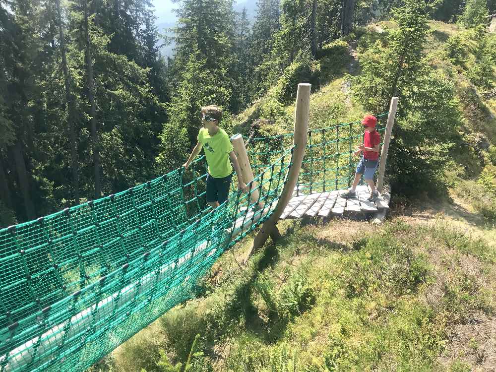 Über die Seilbrücke führt uns der Wandersteig am Spieljoch - toll für die Kinder! 