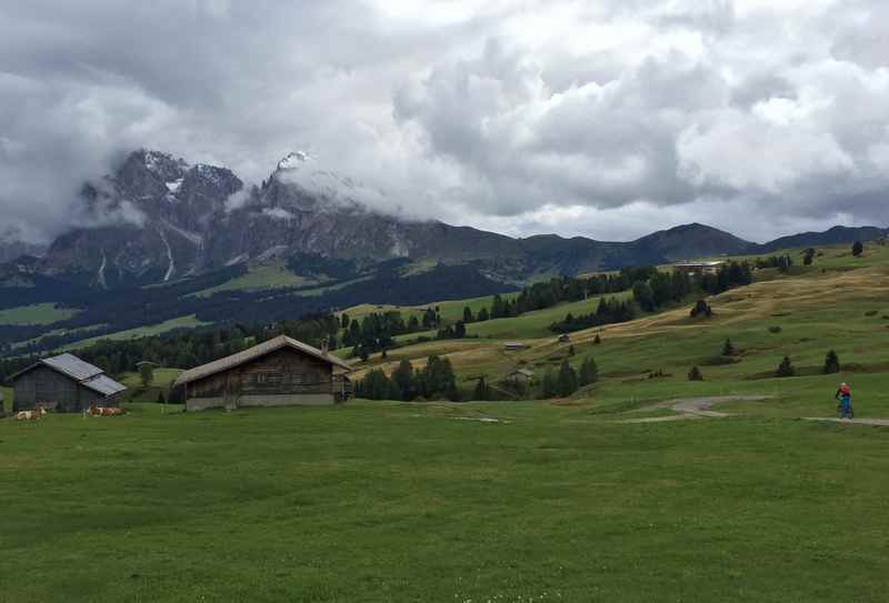 Die weite Almlandschaft mit den vielen Hütten bei unserem Seiseralm Ausflug