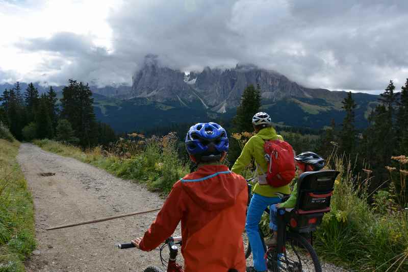 Seiseralm Erkundung per Mountainbike: Auf der Seiser Alm Radfahren mit Kindern 