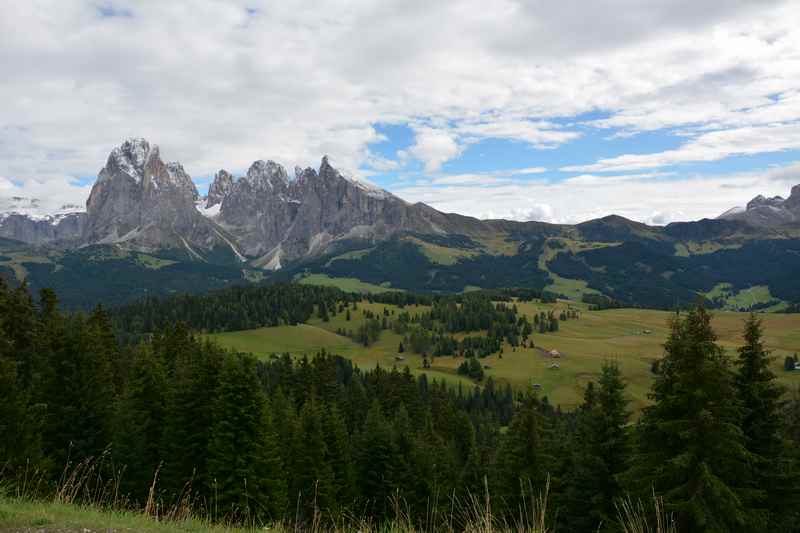 Auf der Seiser Alm mit Kindern in Südtirol: Der Blick von der Bergbahnstation oberhalb von St. Ulrich auf den Langkofel und das weite Almgelände