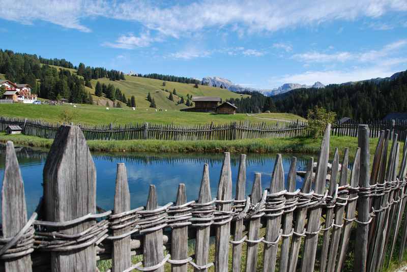 Auf der Seiseralm mountainbiken mit Kindern in Südtirol 