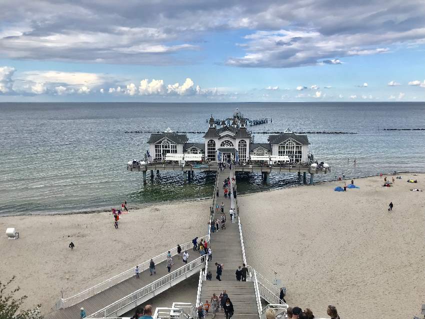 Das ist bekannteste Seebrücke in Rügen - links und rechts mit Strand