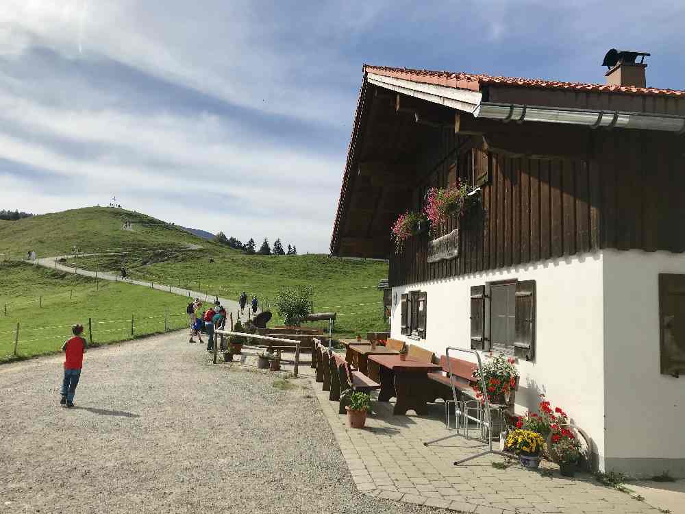 Bei der Sennalpe Oberhündle kannst du schon den Hündle Gipfel mit dem Kreuz sehen