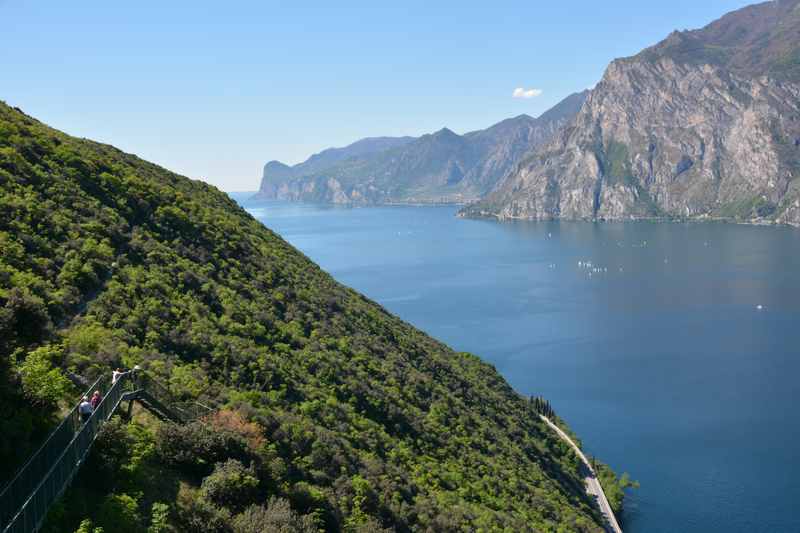 Über diese Treppen führt der schöne Wanderweg am Gardasee mit Kindern