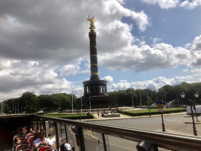 Wir kommen auch bei der Siegessäule vorbei. Beeindruckend hoch!