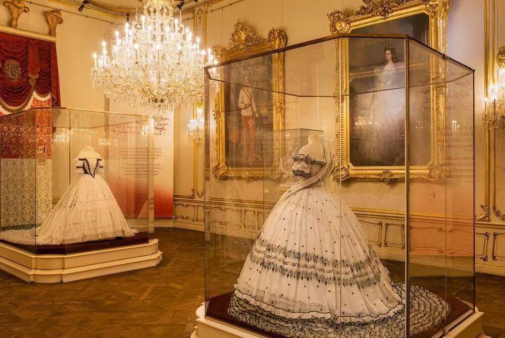 Hofburg Wien: Das ist das Polterabendkleid von Sissi, © Schloß Schönbrunn Kultur- und Betriebsges.m.b.H., Foto Alexander Eugen Koller