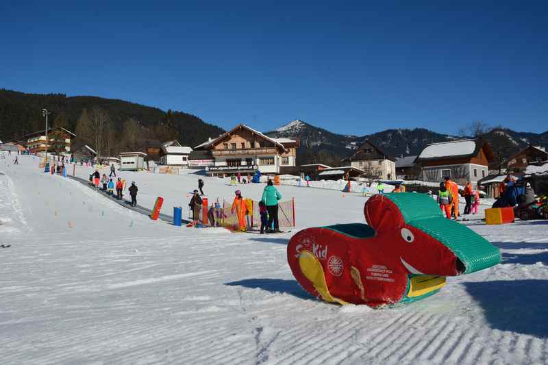 Skifahren mit Kindern, direkt beim Familienhotel Dachsteinkönig