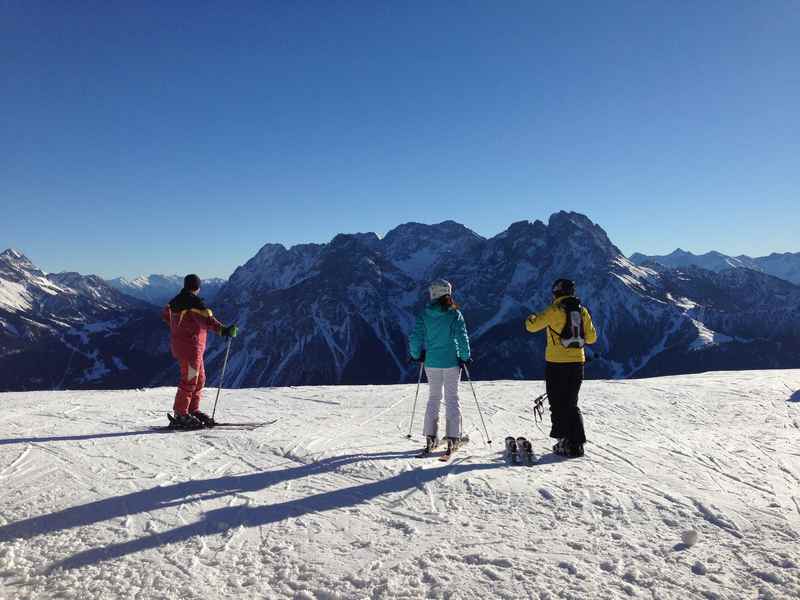 Familux Resort Alpenrose: Aus dem Familienhotel Lermoos hinaus zum Skifahren in Tirol