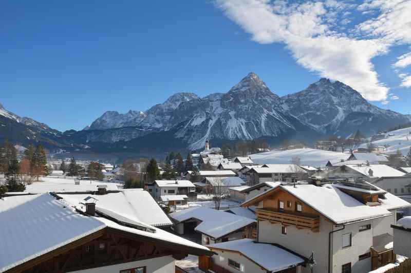 Was für ein Ausblick: Vom Familienhotel Alpenrose über Lermoos und die Berge