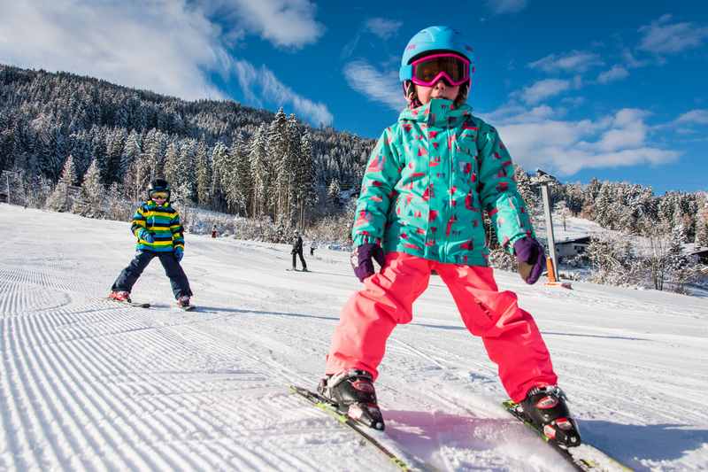  Skifahren mit Kindern - die Kinder sollen sich bei den ersten Schwüngen im Familienskigebiet wohlfühlen 