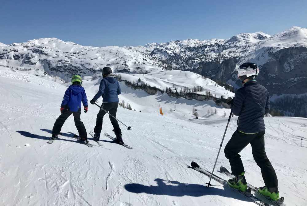 Loser Skigebiet: Von den Liften starten wir auf die breiten Skipisten mit diesem Ausblick auf das "Tote Gebirge" 