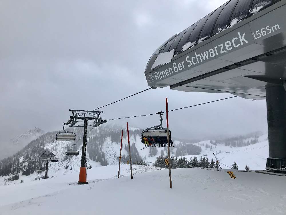 Skialm Lofer: Mit der modernen 8er Sesselbahn fahren wir auf das Schwarzeck in der Lofer Almwelt 