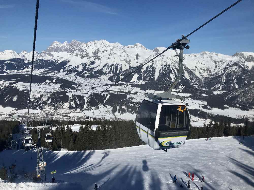 Mit der Gondel hinauf ins Skigebiet Planai 