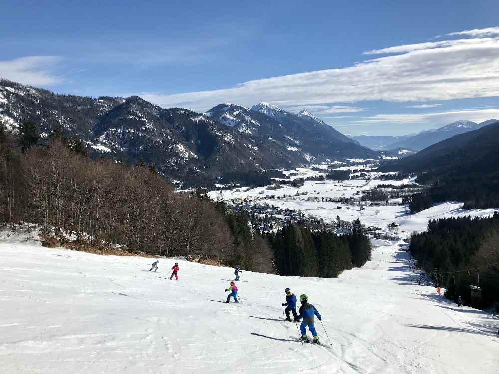 Das ist die Aussicht im Skigebiet auf das Gitschtal - im Bild der Skikurs der Kinder