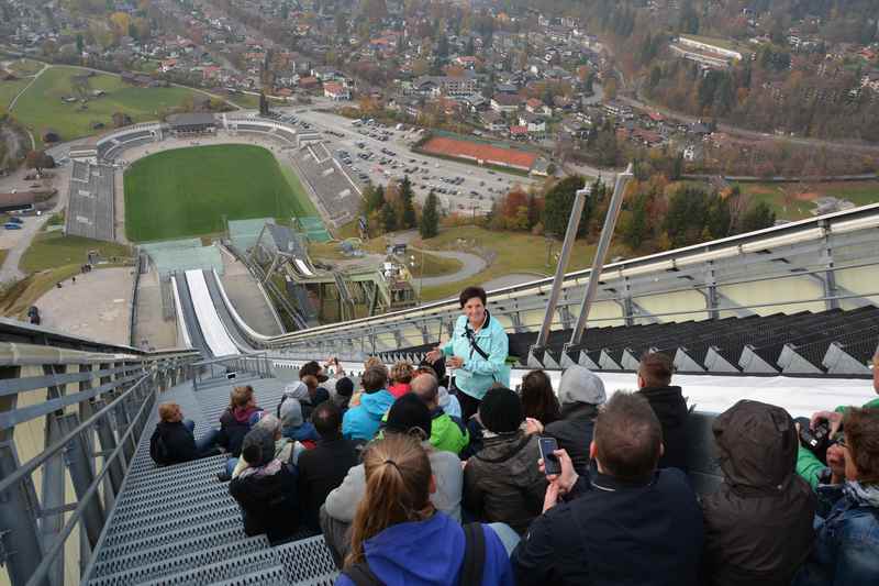 Skisprungschanze Garmisch Partenkirchen: Steil ist es hier oben zwischen Schanzentisch und Schanzenkopf - die Aussicht famos