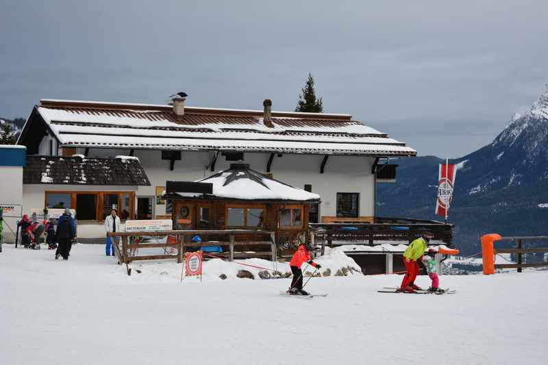 Skitour Grubigstein zur Brettlalm: Die Brettalm bei der Mittelstation der Grubigbahn 