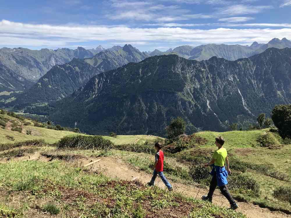 Noch schöner ist es oben: Vom Söllereck wandern wir hinunter  mit diesem Ausblick auf das Allgäu 