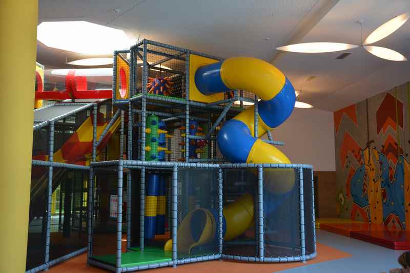 Richtig groß ist der Indoor Spielplatz - die Softplayanlage steht in einer eigenen Halle im Familienhotel Böhmerwald: 