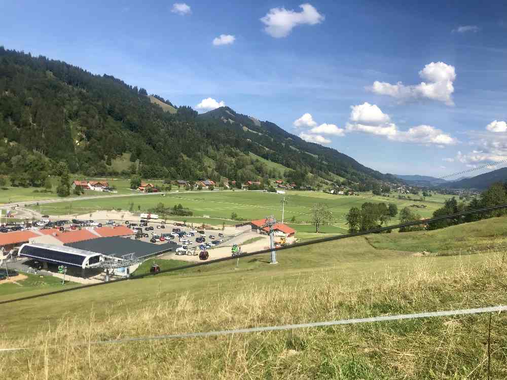 Der Ausblick auf das Allgäu bei der Auffahrt mit der Hündle - Sommerrodelbahn